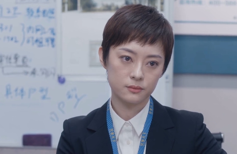 孙俪最新发型半丸子头,孙俪发型烫发小卷图片