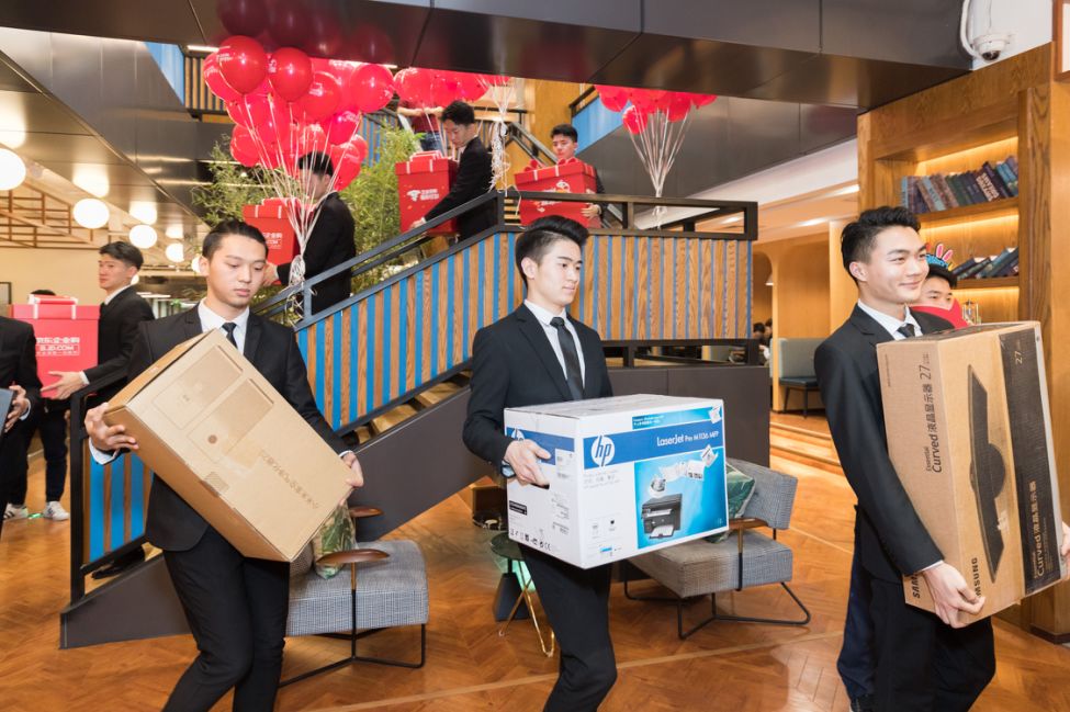 入驻氪空间欧气加持，一整车豪“鲤”花落朝阳门