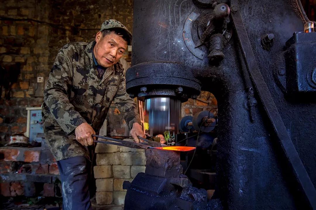 闪石乡锻刀匠：42年只为做好一把菜刀！