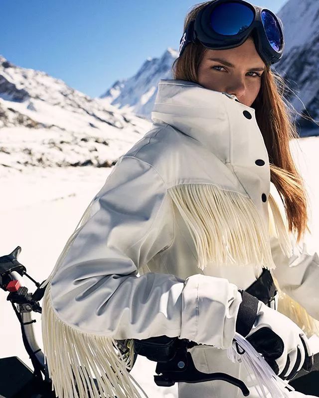 都穿什么牌子滑雪服,哪个牌子的滑雪服最好看