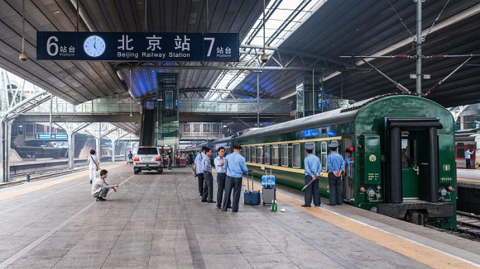 一趟国际列车,靠在北京站,朝鲜乘务员带货忙
