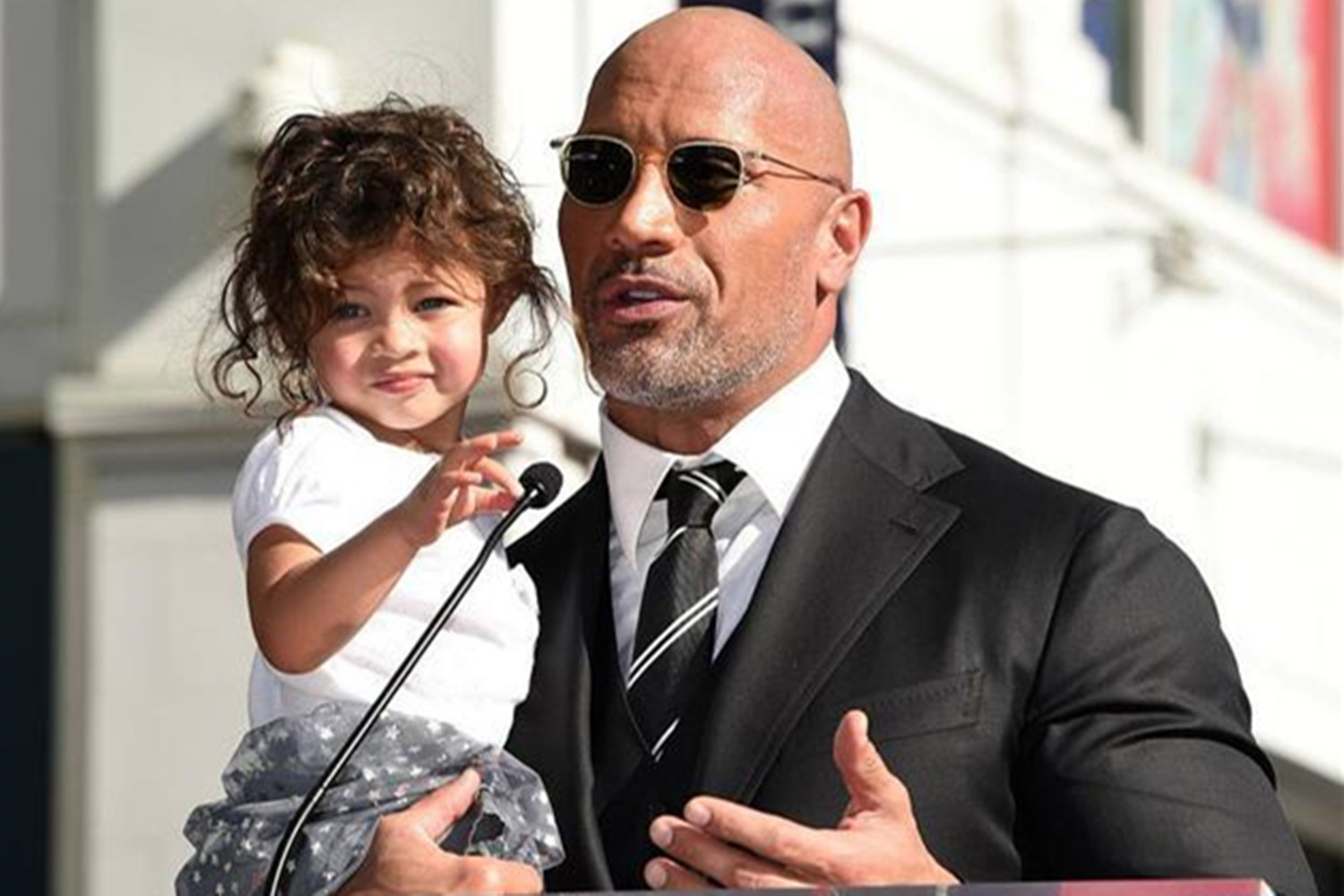 巨石强森有多爱她女儿,巨石强森正式加入血统家族