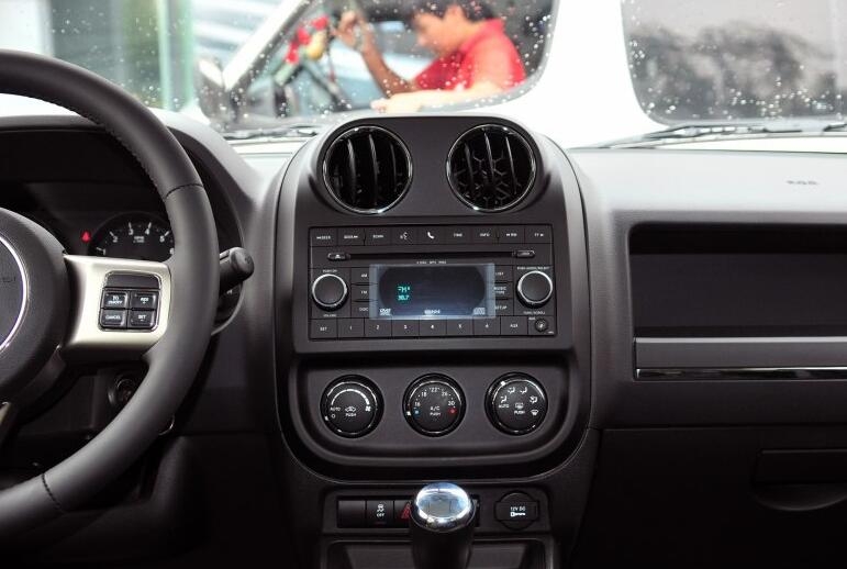 亲戚的自由客8万多卖给我，这个价格合适吗？