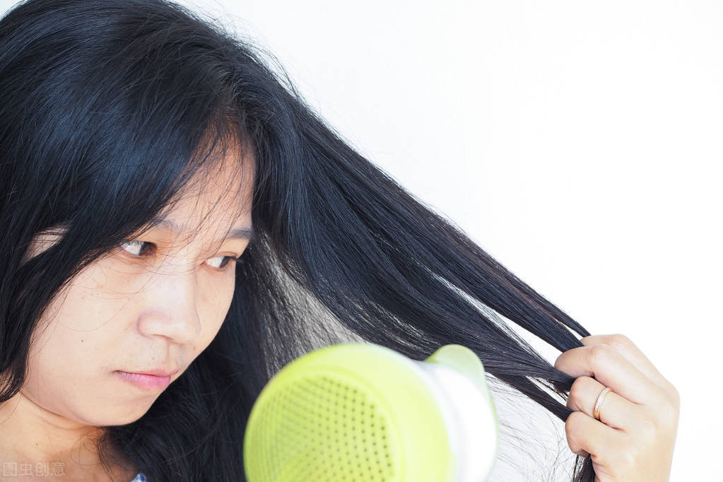 快速吹干头发的吹法是什么,吹头发的手法