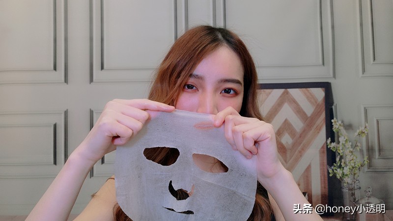 女子敷面膜20分钟,女子连续敷五片面膜