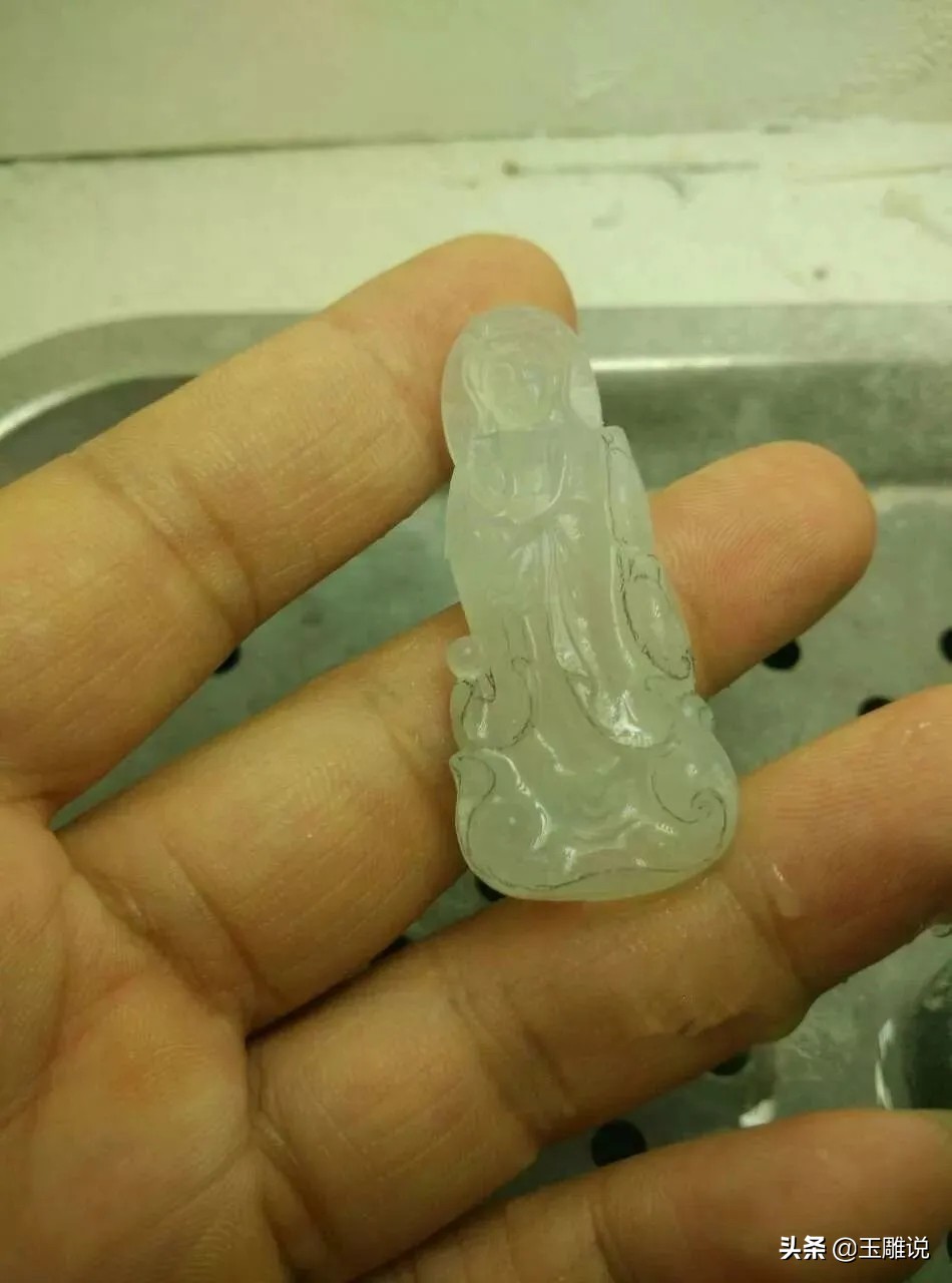 糯种纯白翡翠冰感雕刻,淡黄色糯冰种翡翠雕刻图