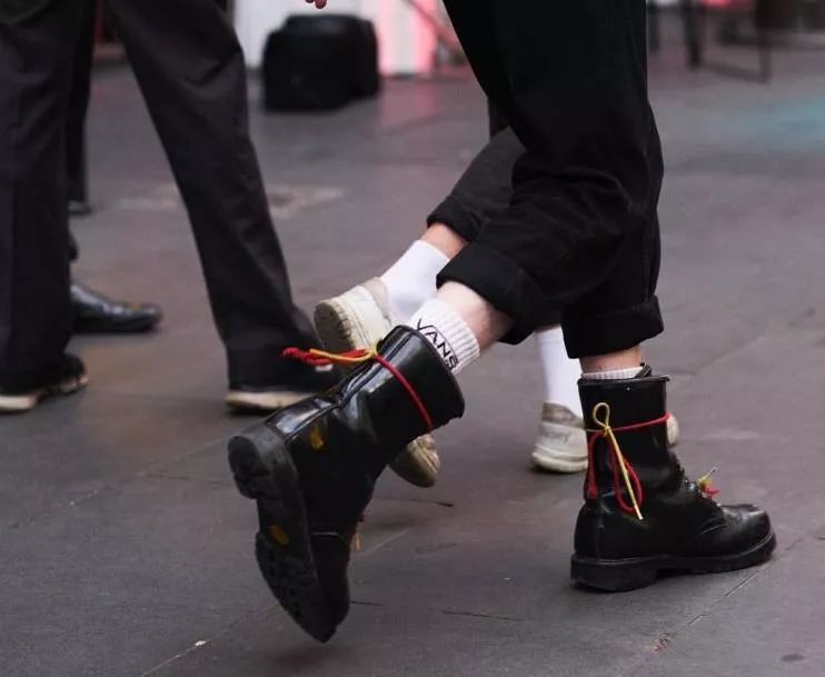 搭靴子穿的裙子秋冬款,裙子靴子秋冬搭配图