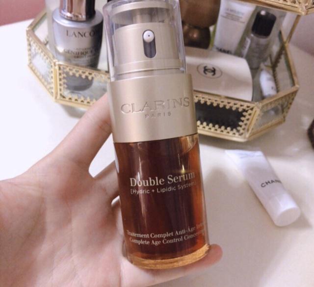 这些精华可深入肌底起到抗糖抗氧化，淡化细纹黑色素，紧致回复弹性