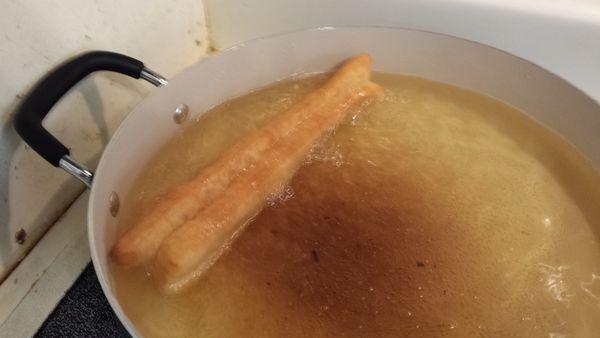 牛奶鸡蛋发酵粉和面能炸油条吗,鸡蛋面粉炸油条的家常做法