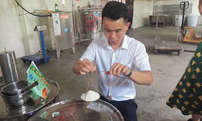 菊花酒在古代又称长寿酒，那菊花酒是怎样酿造出来的？