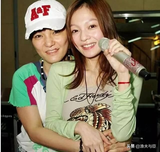 “过气”十年，凭什么她发个问号也能上热搜？