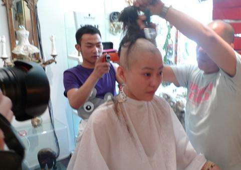 3次被“爱情”抛弃，因“全裸”出镜一举成名，如今成为单亲妈妈