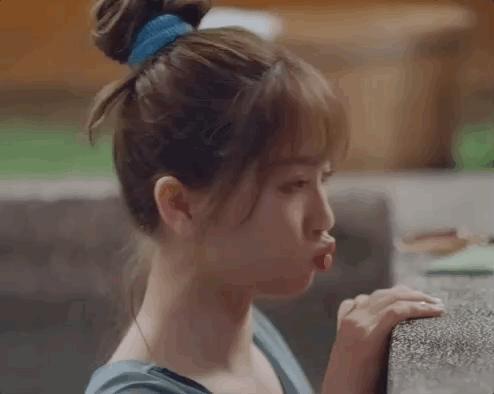 36岁圆脸扎什么发型减龄,胖圆脸适合的中长扎发教程