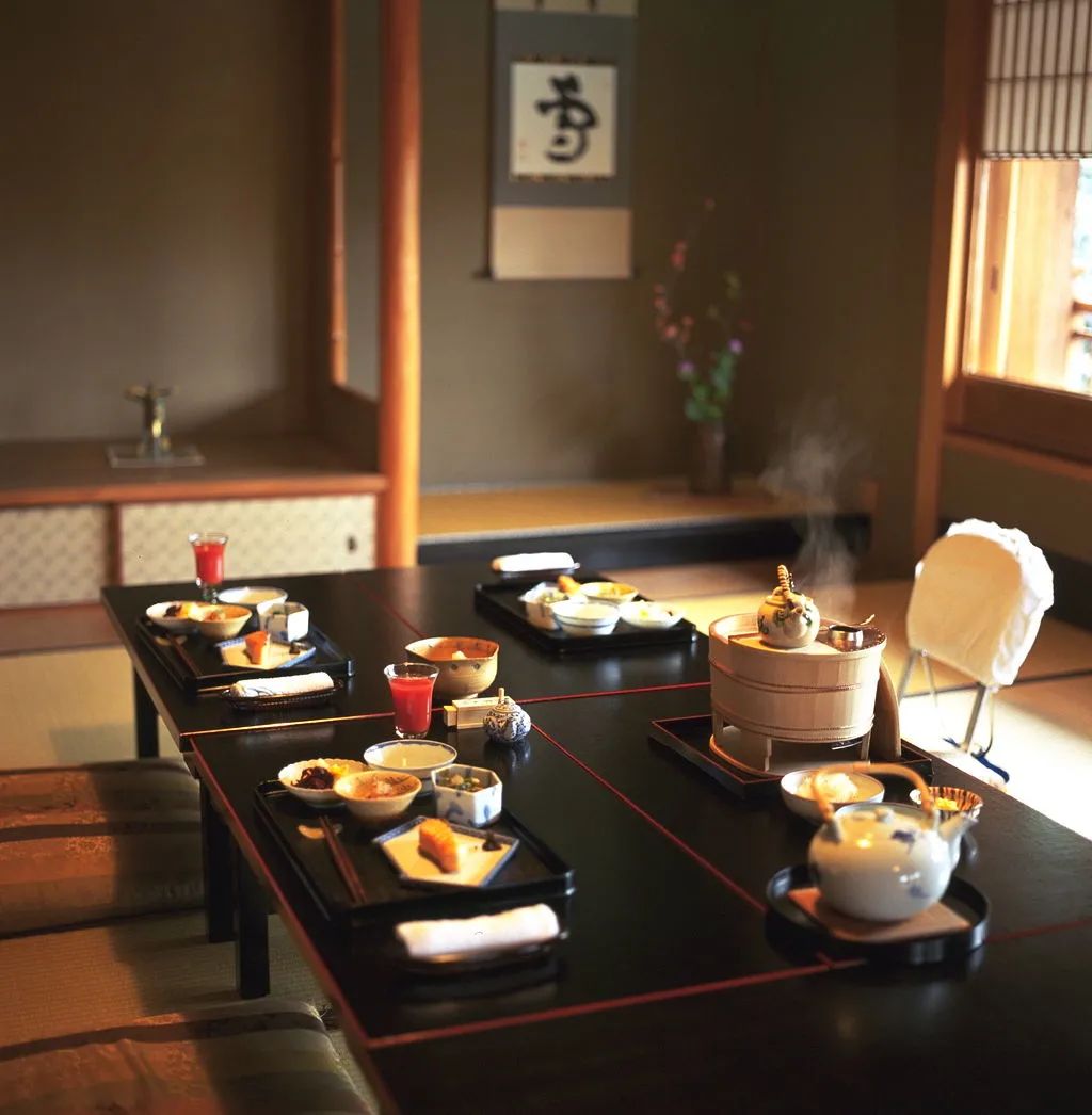 食之精致，碟碗众多，日本人吃饭为何如此“讲究”？
