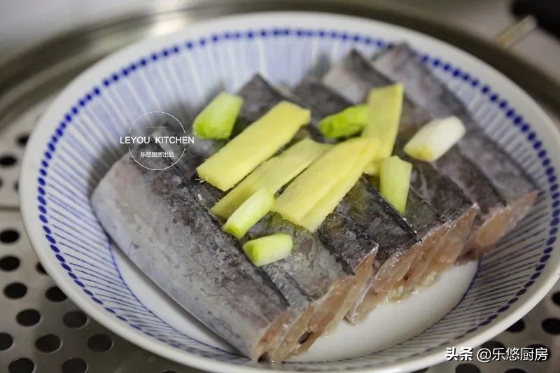 带鱼段油炸的蒸带鱼家常做法,蒸带鱼怎么做好吃又简单家常做法
