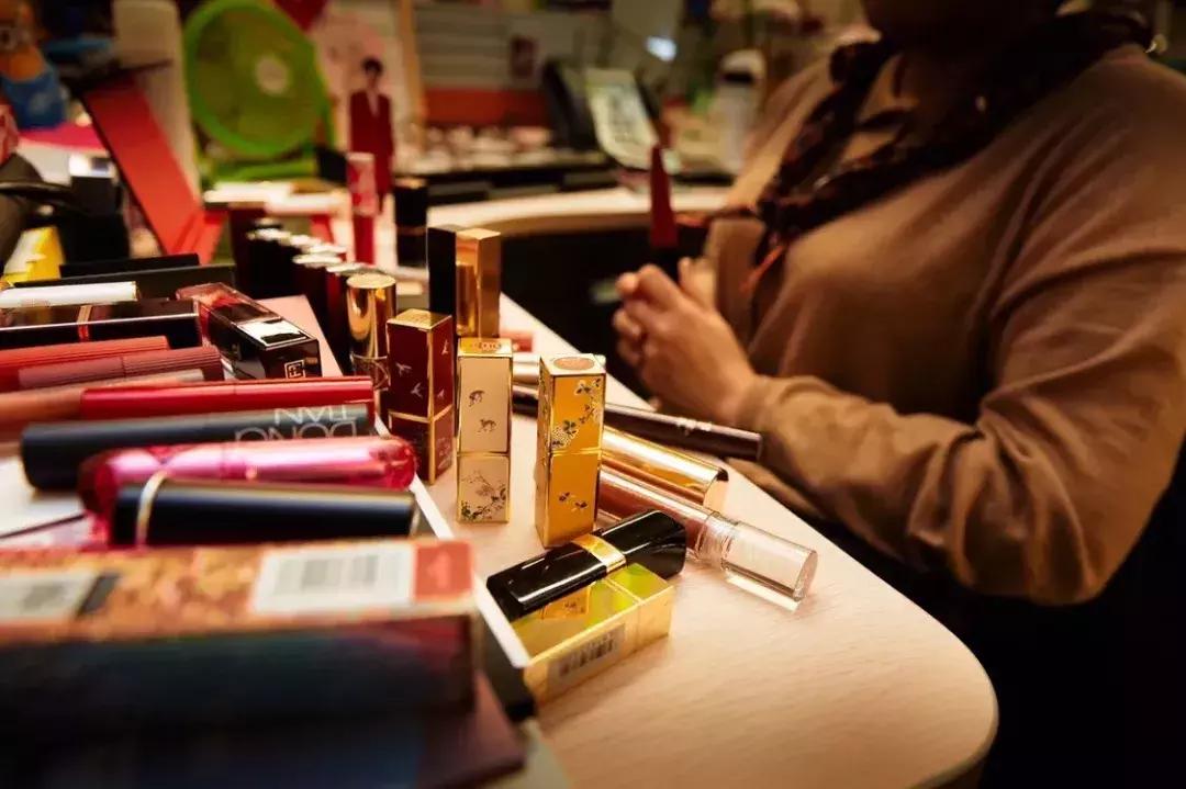 口红市场走下坡趋势,口红一年的销售量