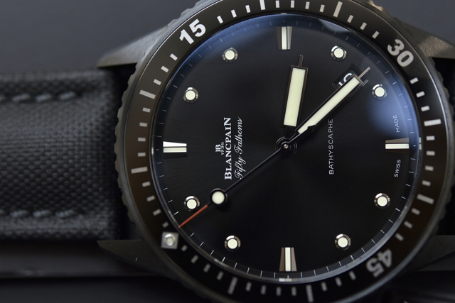 把一台超跑戴在手上,把车捧在手里