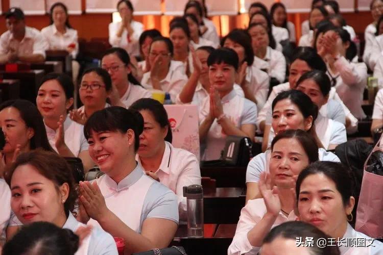 我校举行开学典礼暨教师节表彰会,学校召开教师节庆祝暨表彰大会
