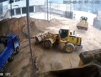 女子被铲车铲进搅拌机后续,女子被铲车铲进搅拌机怎么样了