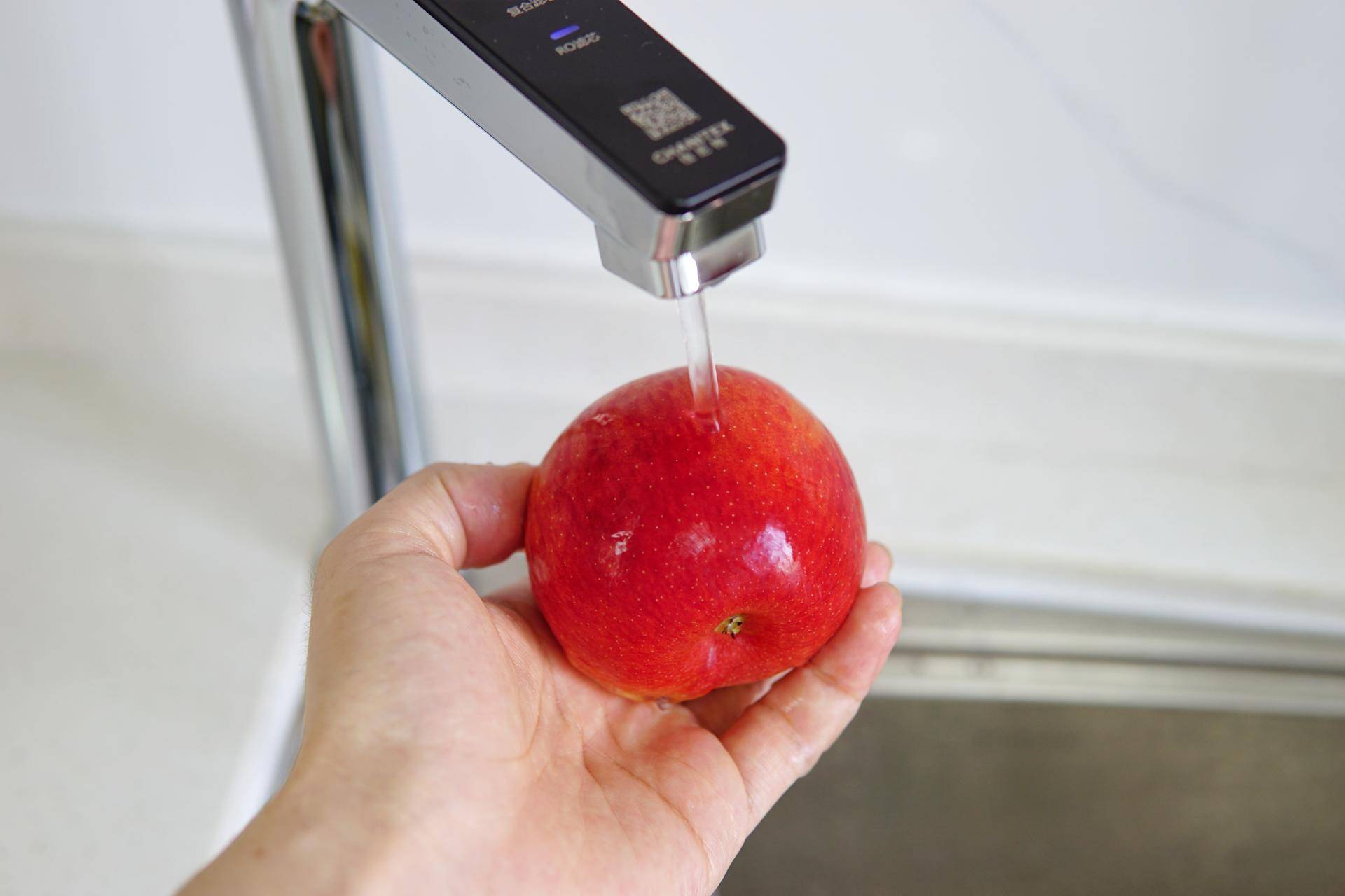 房价那么贵一点也不能浪费,台面净热一体净水机测评