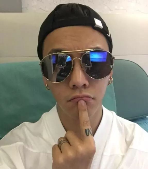 陈伟霆戴耳钉视频,陈伟霆黑色耳钉