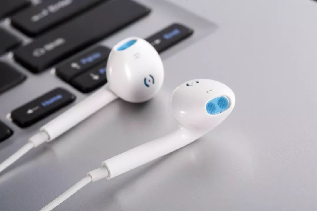 精神压力大可致“暴聋”,保护听力莫长时间用耳机