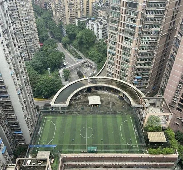 在顶楼天台打球,天台上踢球