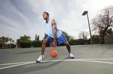 打篮球被嘲笑的人,打篮球被人嘲笑