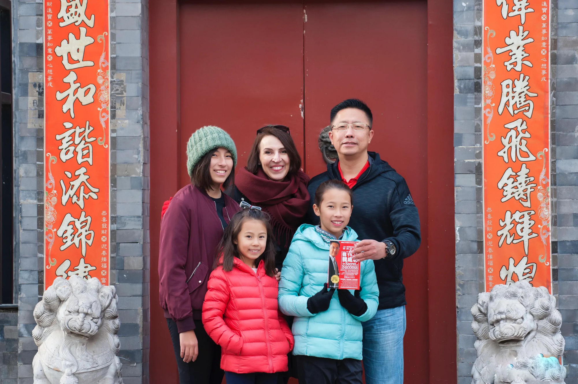 李阳晒全家福回应复婚传闻,李阳出面公开回应公众关心