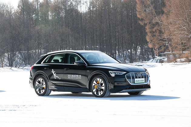 冰面爬坡a4,奥迪a4l四驱加速比赛