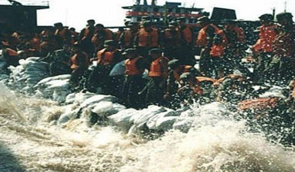 九江长江大堤决口，*镕基朱**与当地领导握手板着脸，讲话时偷偷擦泪