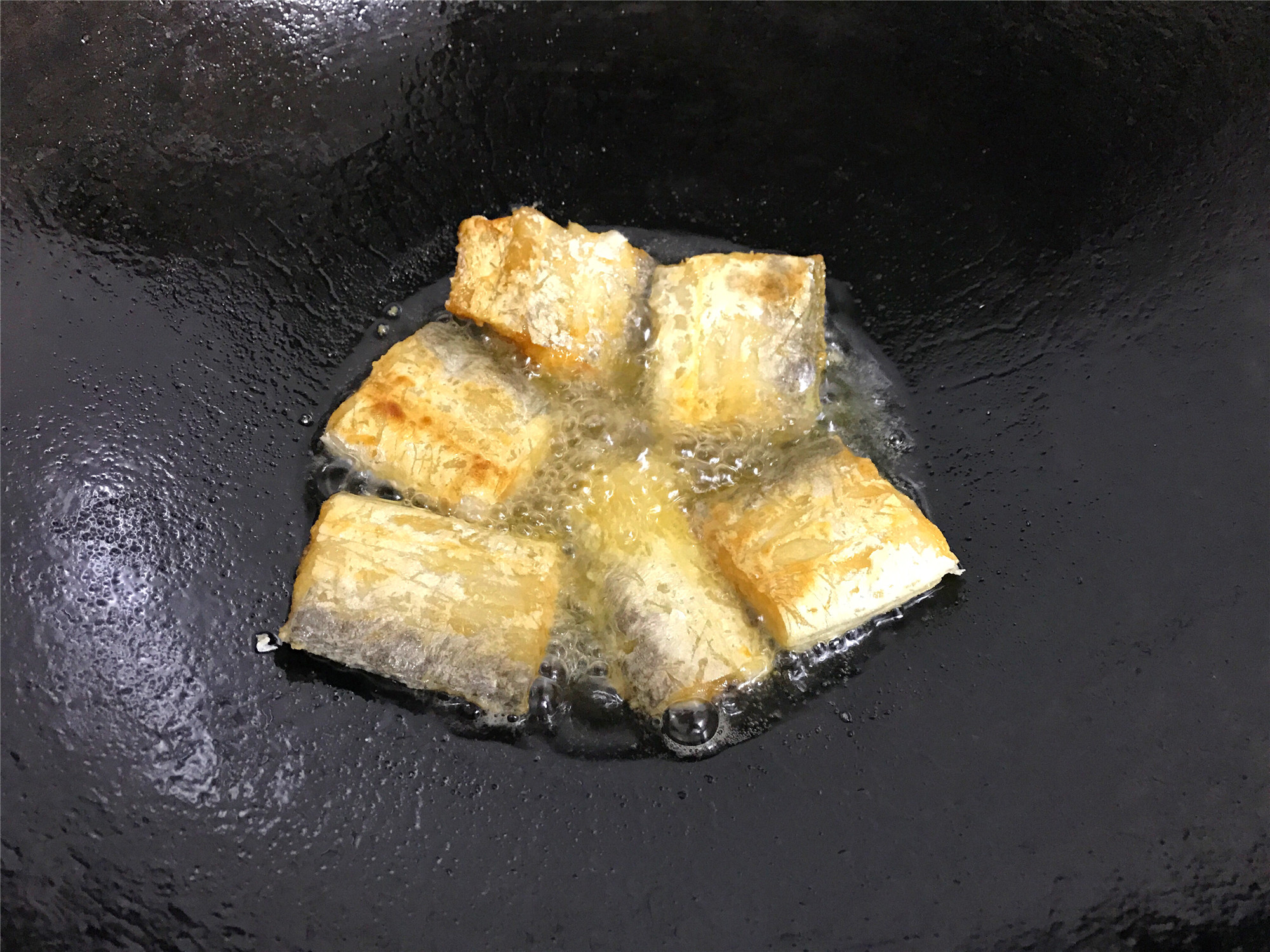 这才是炸带鱼的正确做法香酥鲜嫩,炸带鱼怎么不粘锅鱼肉不会碎