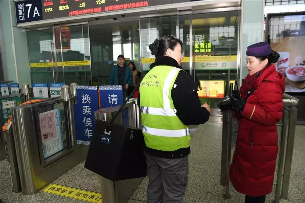 2019春运镜头：与“高铁”赛跑的外卖员（图）