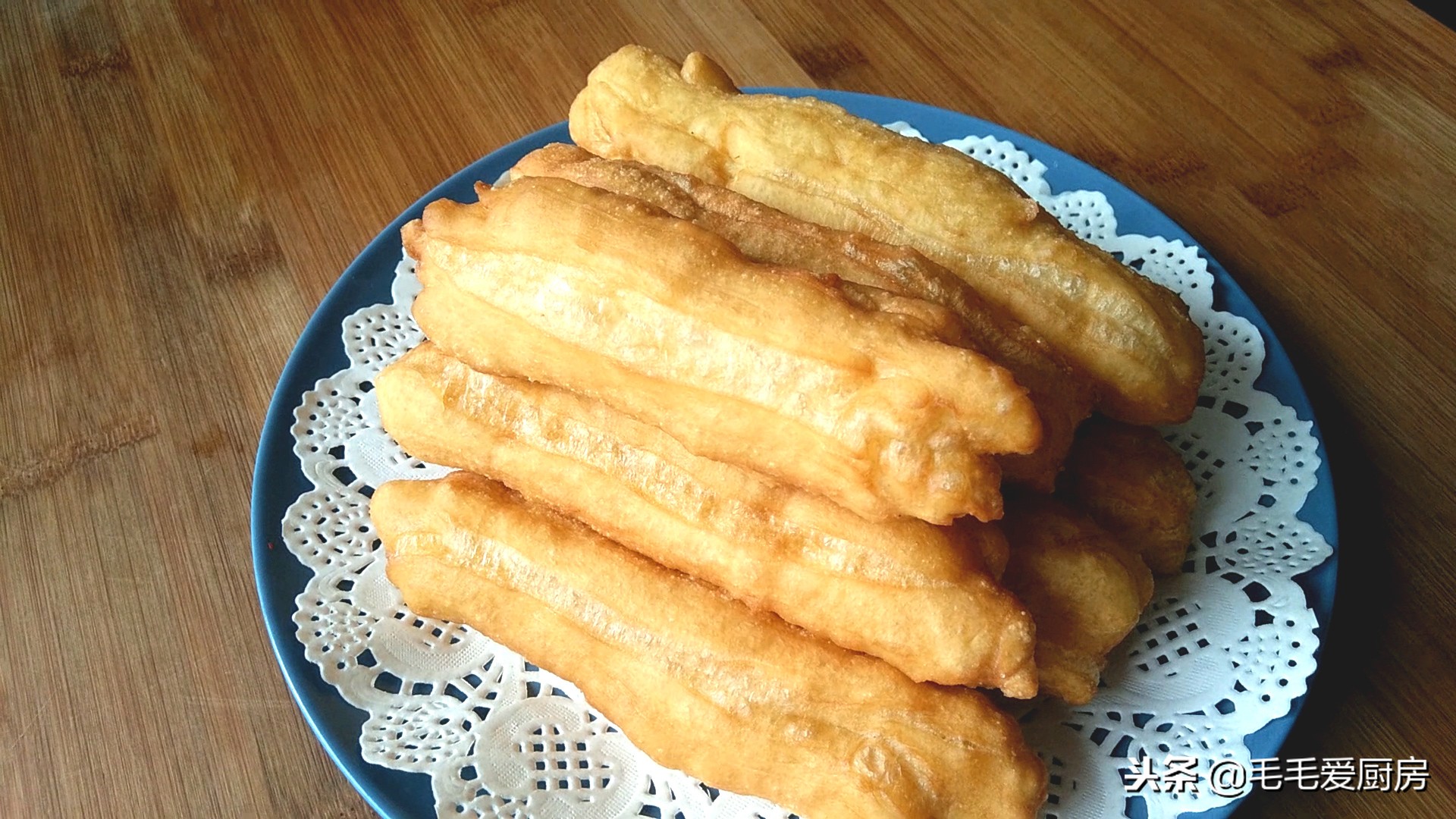 教你炸油条香甜酥脆不发硬,手把手教你在家炸油条