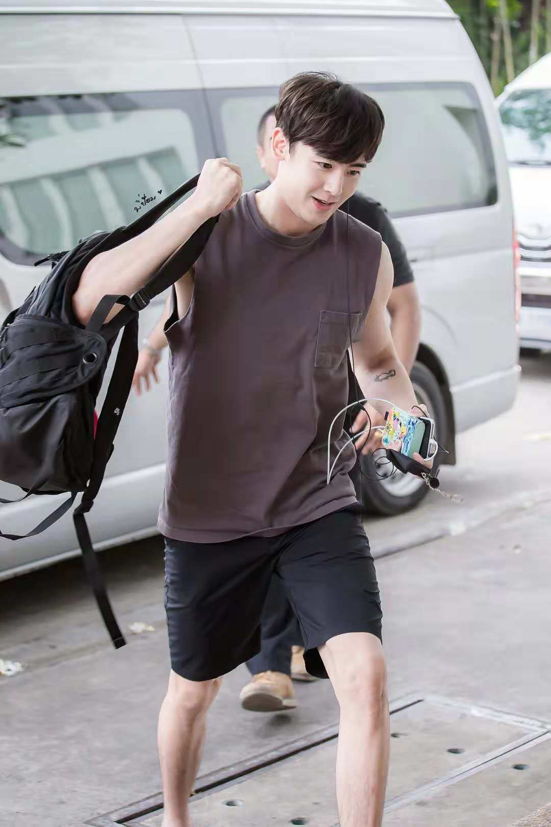 曾经的维尼夫妇都胖得没样了，而见面会上的尼坤帅气却不减当年！