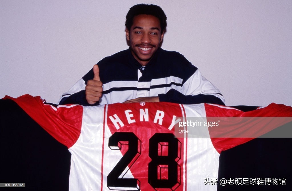 第一个穿白球鞋的足球运动员,第一个穿耐克篮球鞋的nba运动员