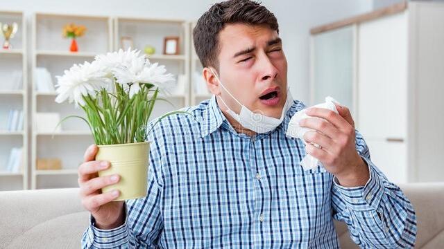 过敏性鼻炎一到冬天就打喷嚏,冬天过敏性鼻炎鼻涕带血丝