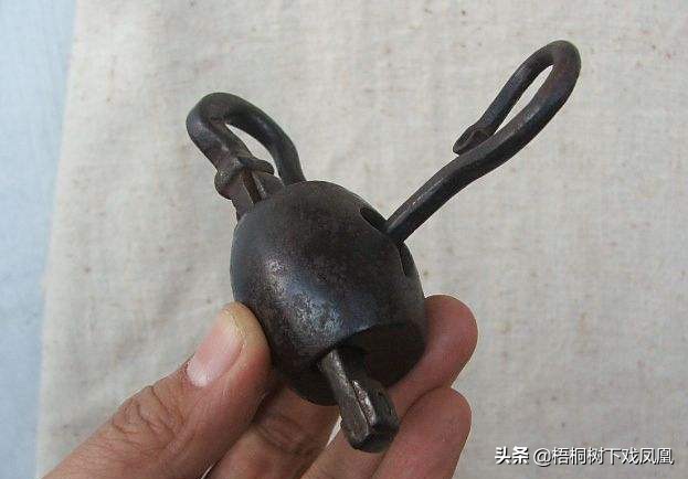 中国过去女子的“贞洁锁”，一般扣在裤腰上，使用很方便