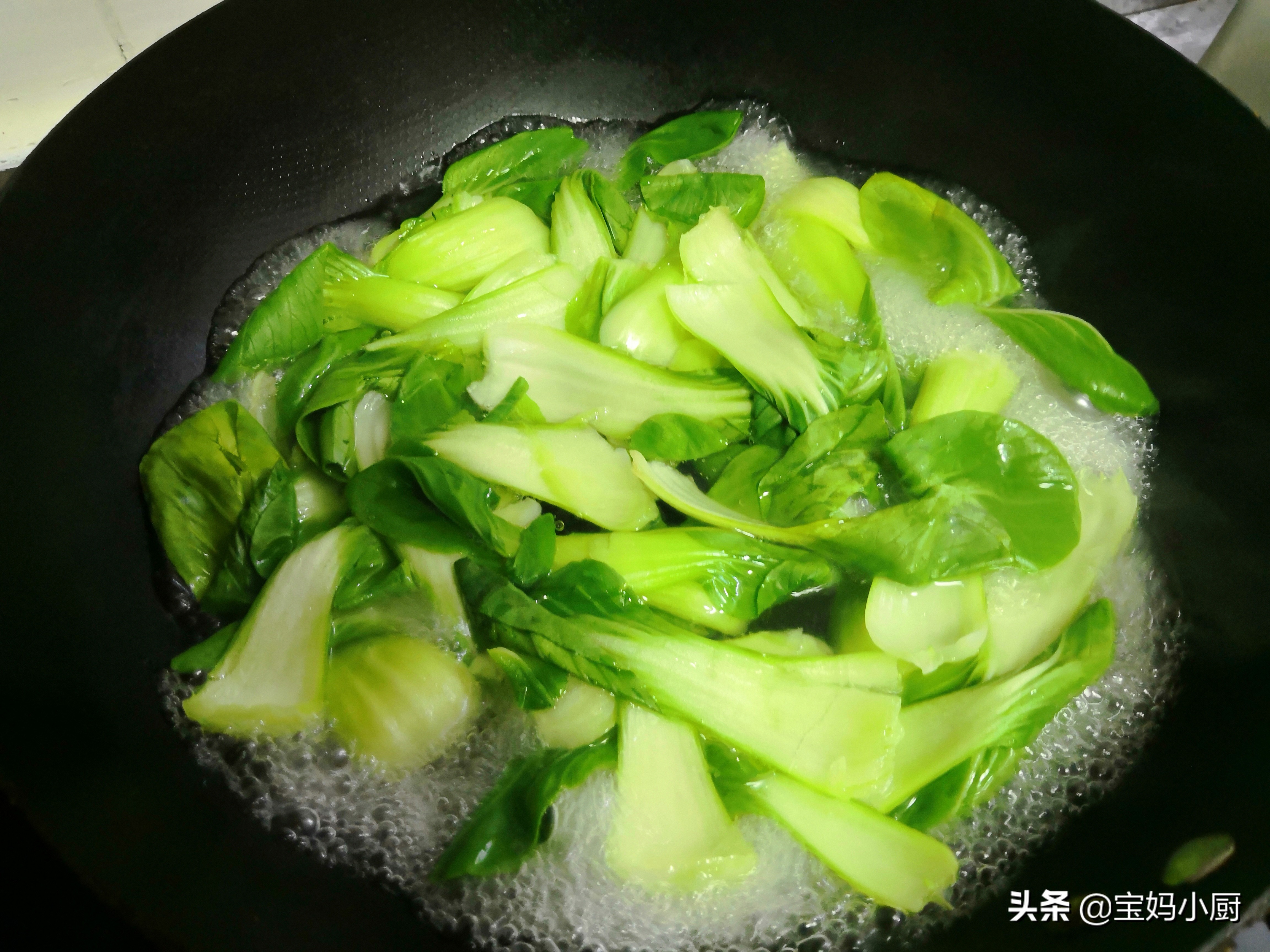 蒸饺皮硬，是你和面的水没用对，照着做，软乎乎，放一天都不硬