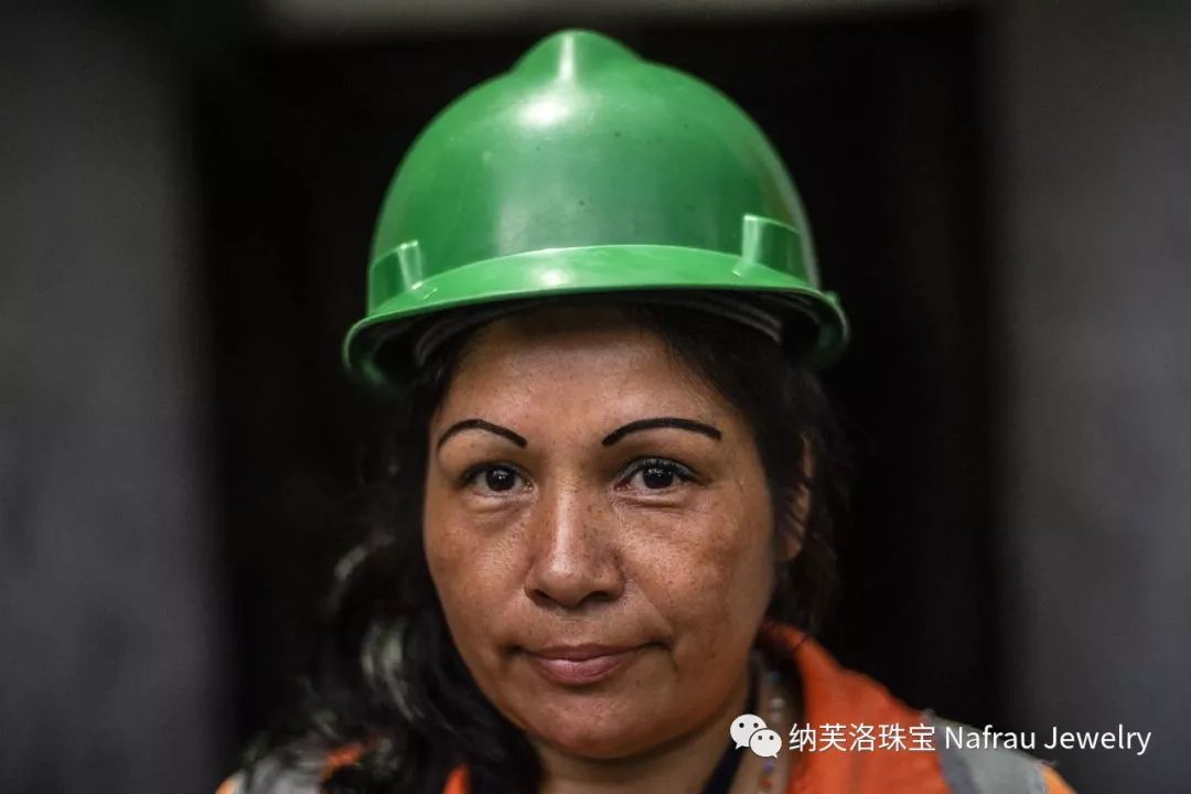 月薪2500,记录哥伦比亚祖母绿矿区女矿工的艰辛生活