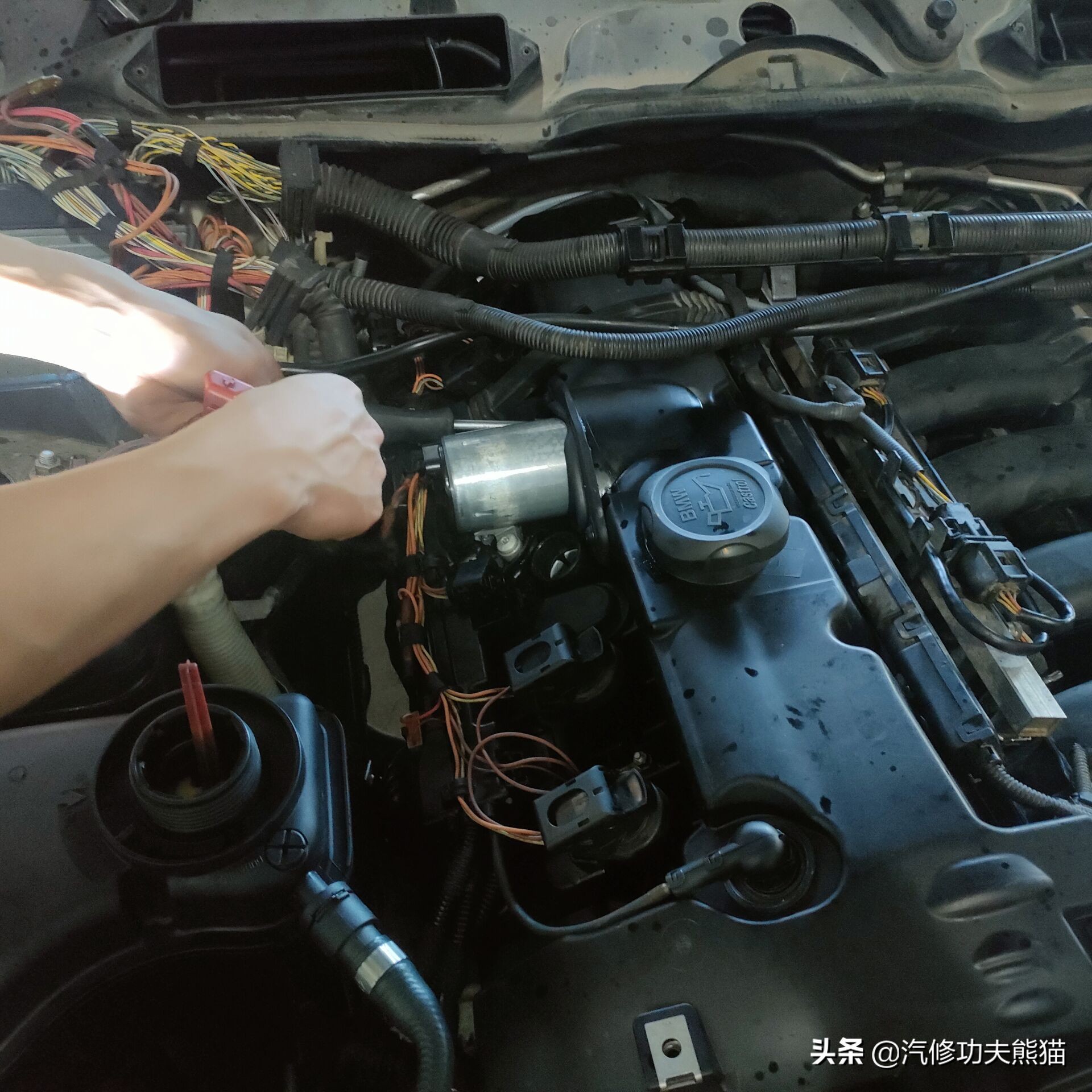 宝马e90325i2007款,宝马e90漏机油通病