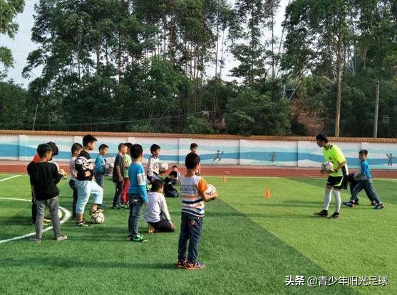 足球协调性训练的指导要点,七岁孩子足球传球训练