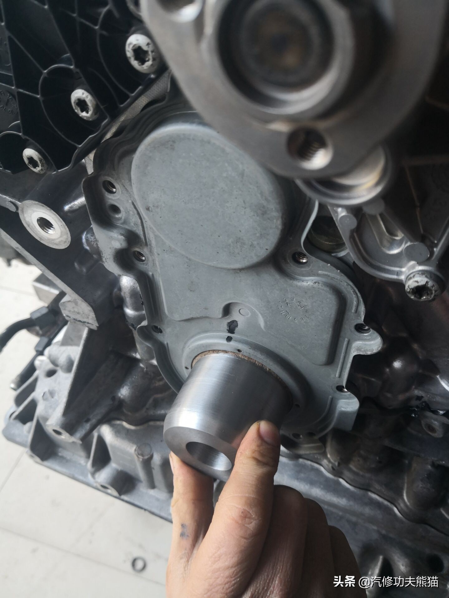 16款奥迪a6l2.5自吸发动机漏油,奥迪a6l2.4免拆烧机油处理靠谱吗