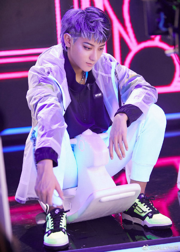 什么奢侈品牌子运动鞋好穿,高街红色运动鞋