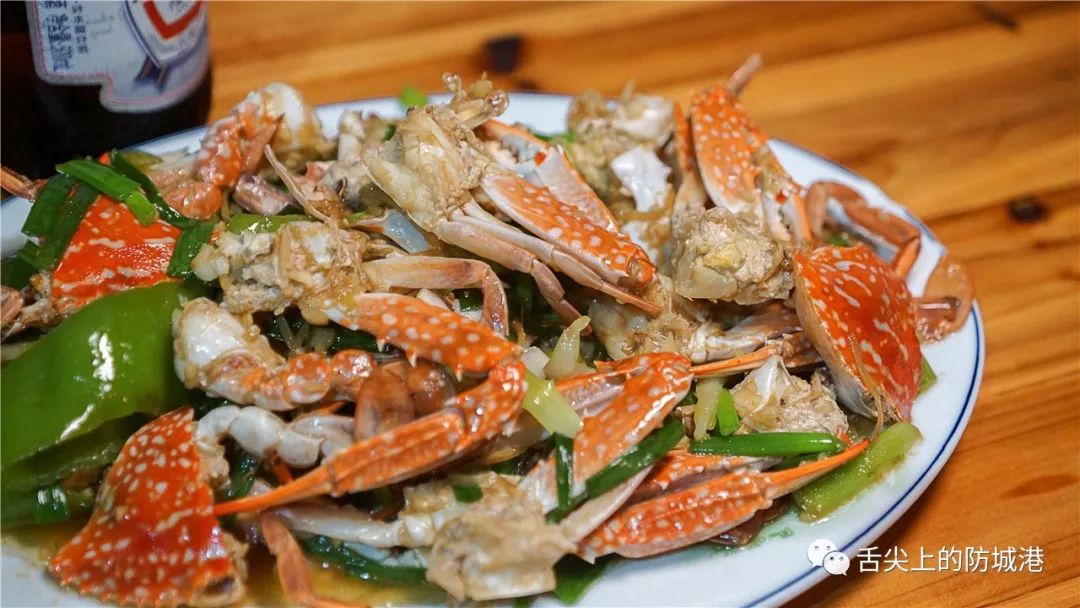 你愿意把夜晚交给谁？是舞台上的高跟鞋，还是大排长龙的宵夜摊