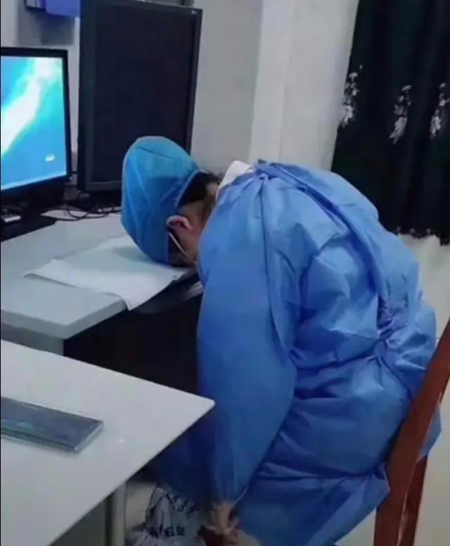 八小时不换卫生巾血和尿混一起的女孩，我们欠她们一个“情人节”