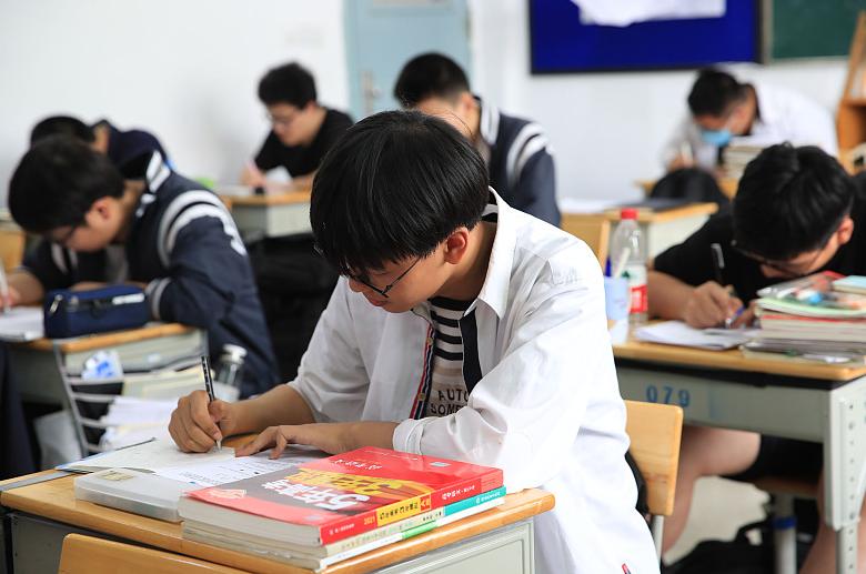 初中学习成绩跟不上，往往是基础知识掌握不牢，学生可要抓住重点