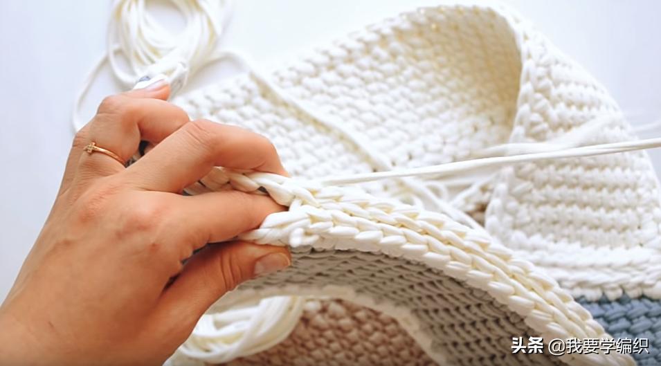 十一与其出门人挤人，不如在家看电视钩包包，一款拼色手提袋教程