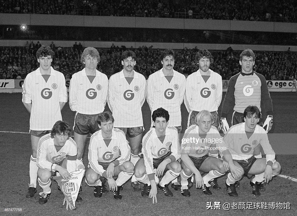 第一个穿白球鞋的足球运动员,第一个穿耐克篮球鞋的nba运动员