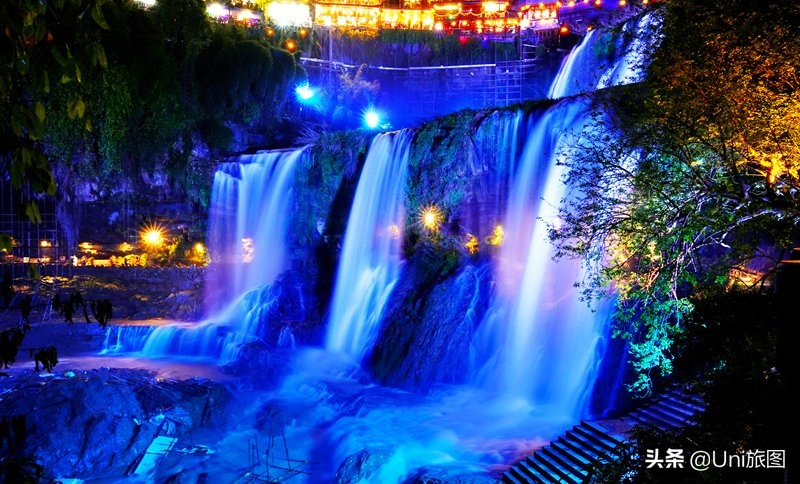 芙蓉镇挂在瀑布上的千年古镇,芙蓉镇是挂在瀑布上的古镇